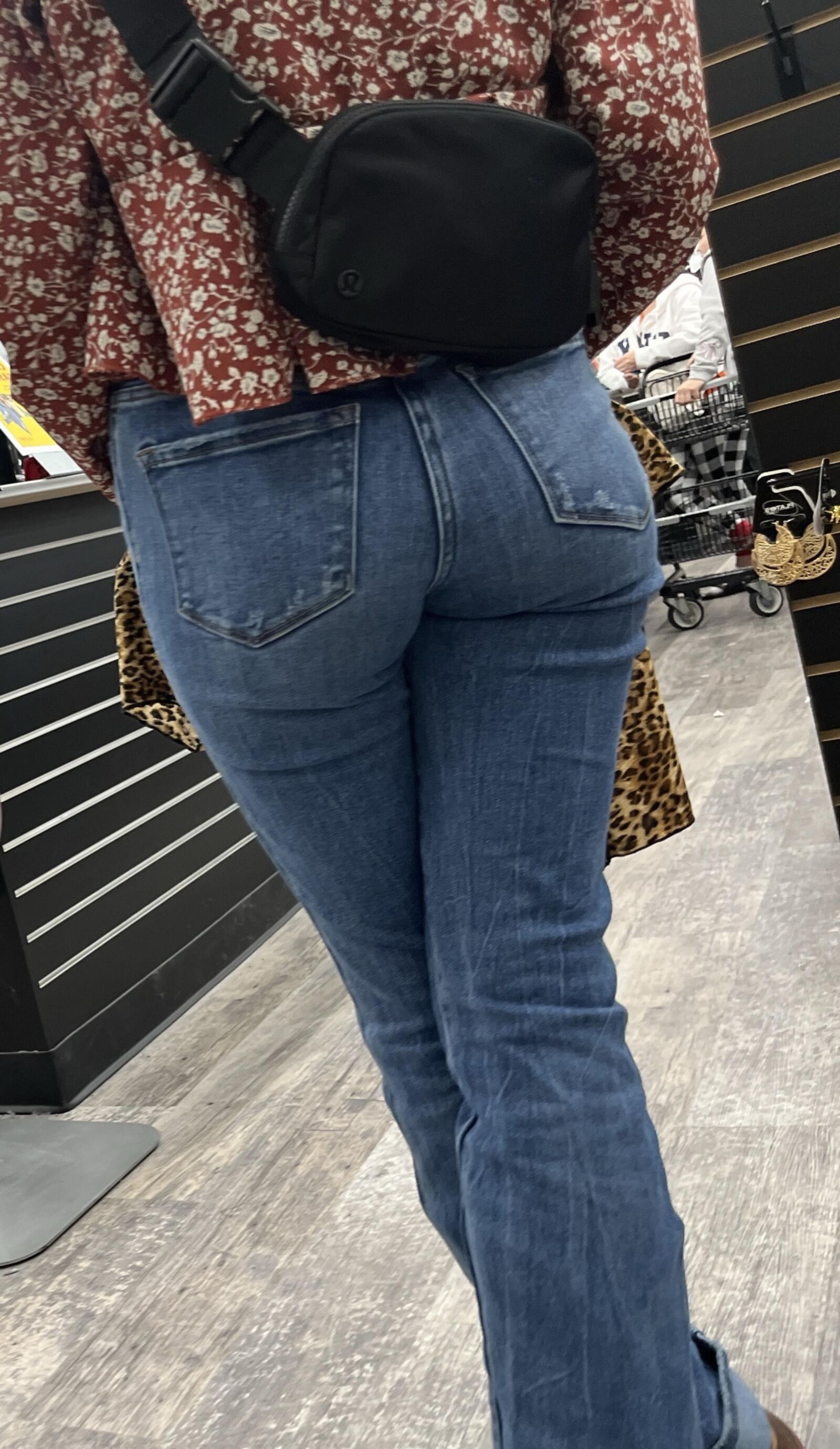 juste soufflé une charge ses joues de cul sont si parfaites