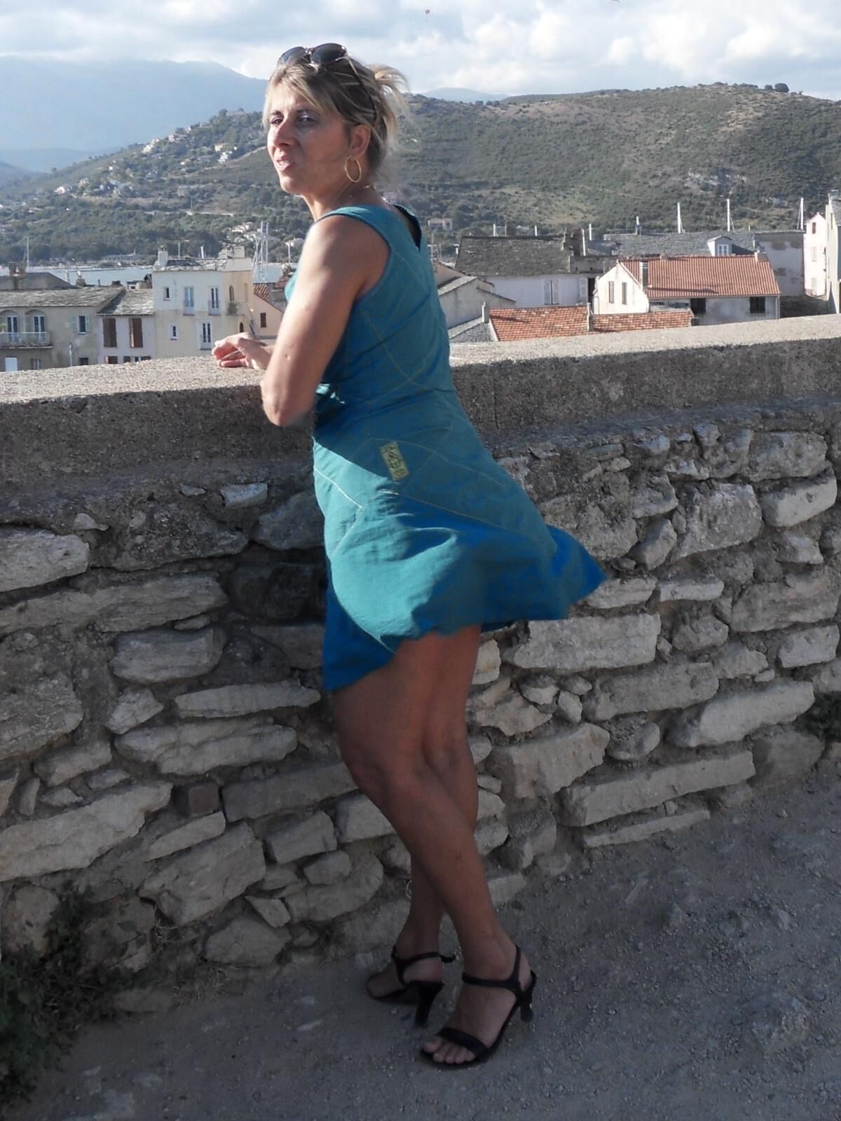 Lisa se Promene sans cullotte en corse