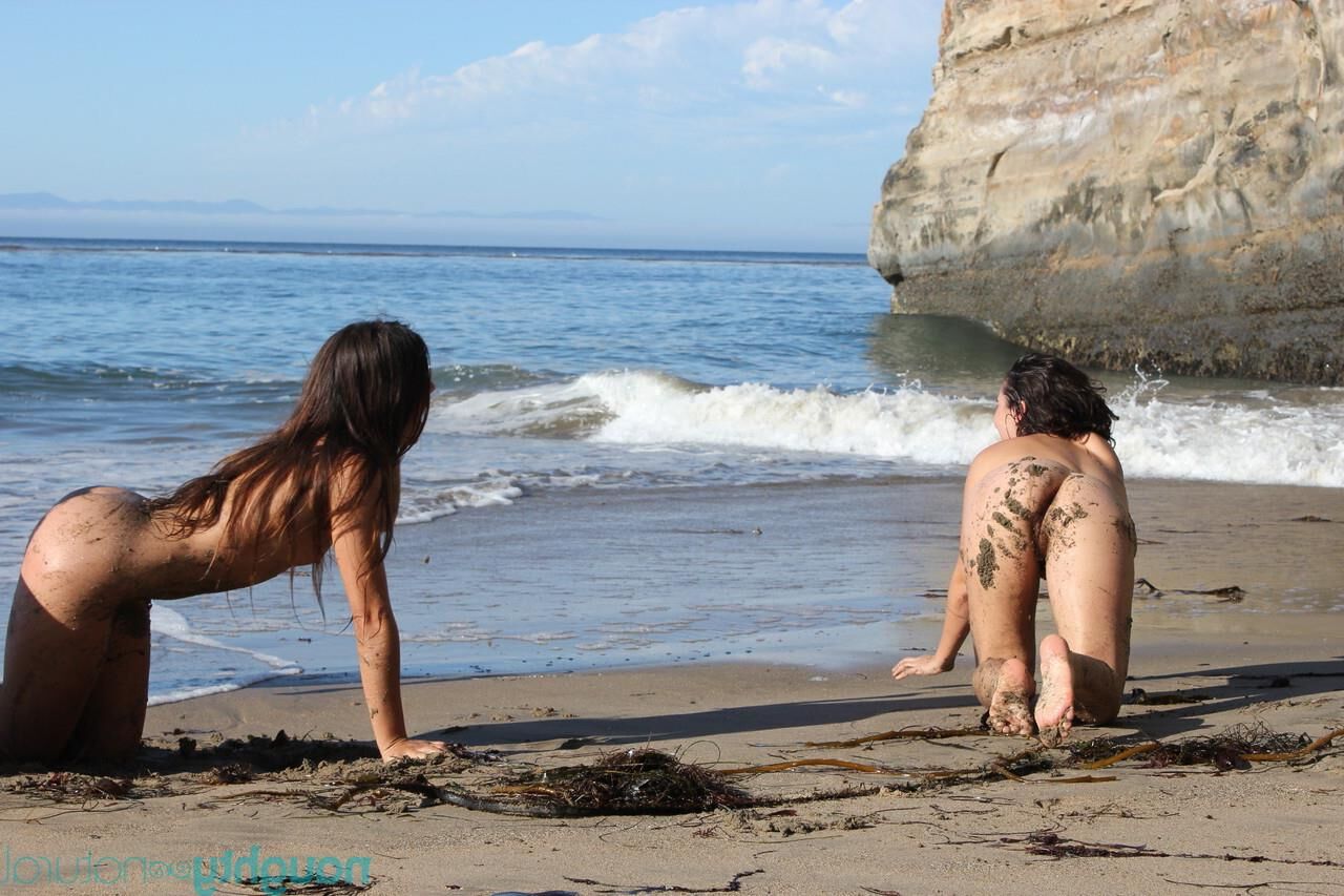 Belles Chattes Poilues à la Plage [Naughty Natural]