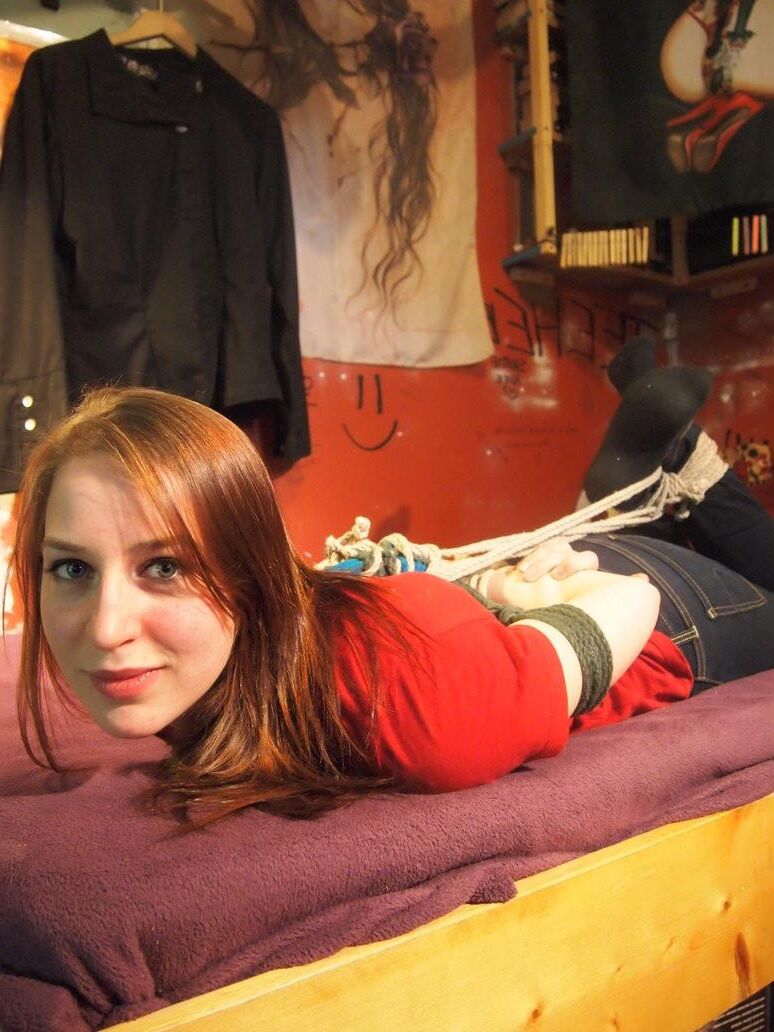 かわいい女の子がhogtied