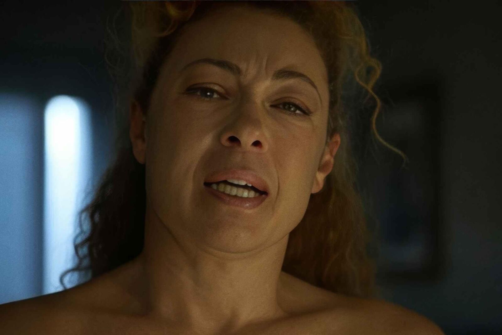 Alex Kingston hermosa agonía