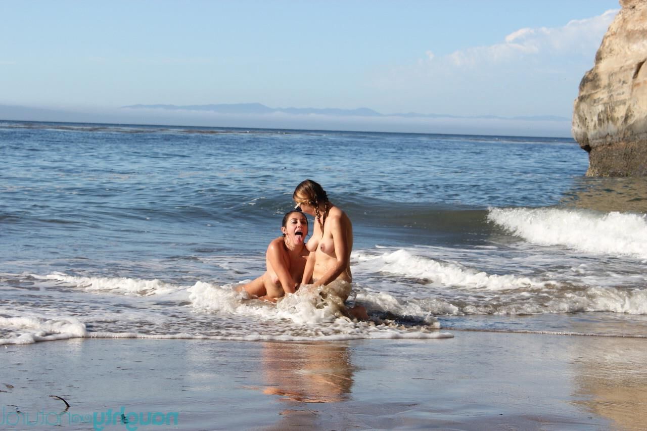 Belles Chattes Poilues à la Plage [Naughty Natural]