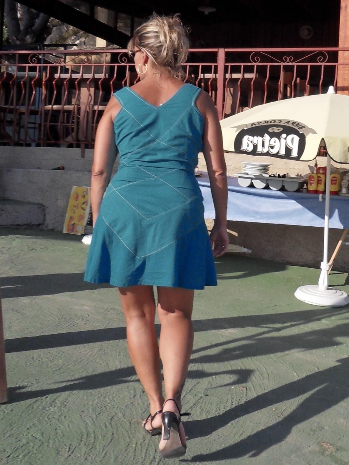 Lisa se Promene sans cullotte en corse