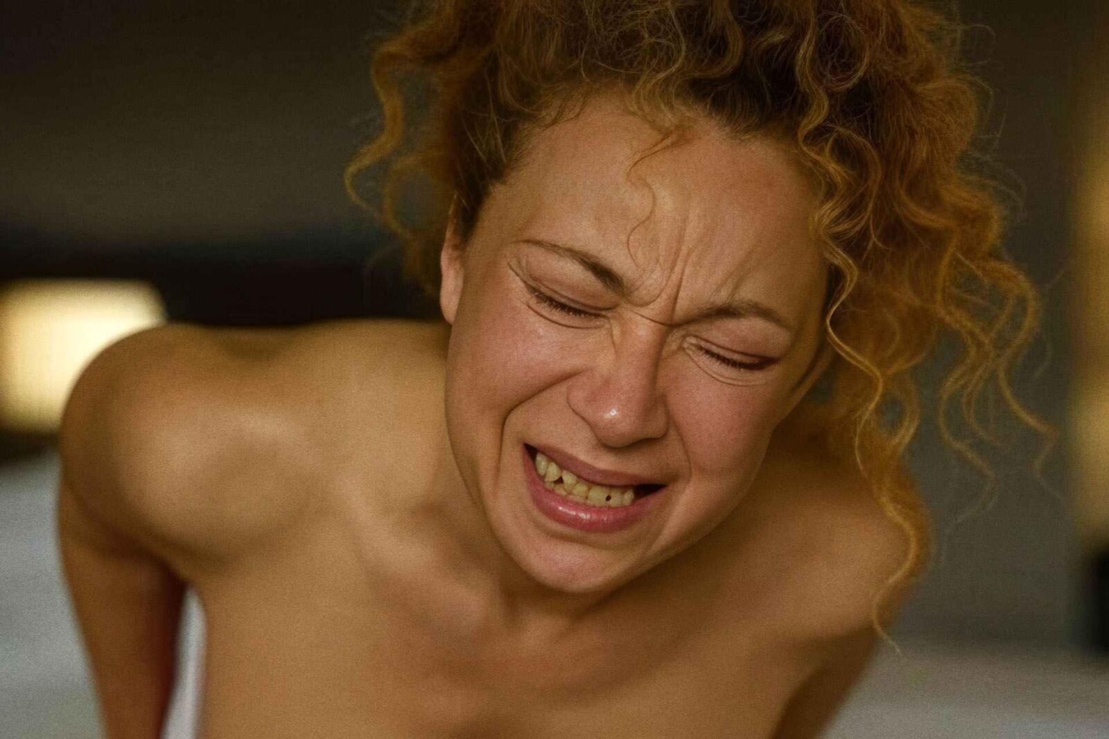 Alex Kingston hermosa agonía