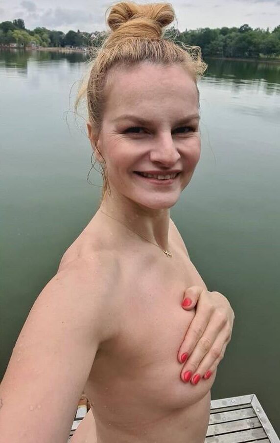 Iva Pazderkova ()