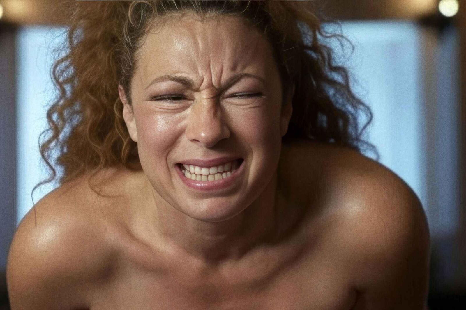 Alex Kingston hermosa agonía