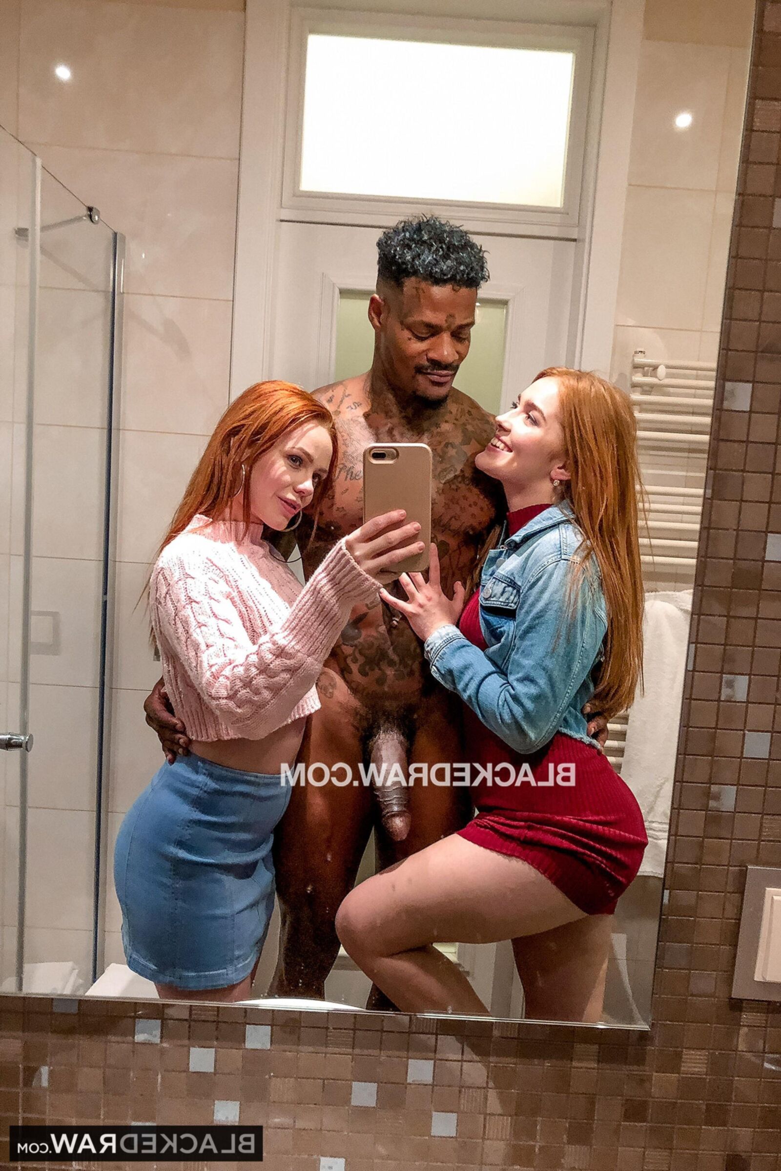selfie censurada con vestidos ennegrecidos