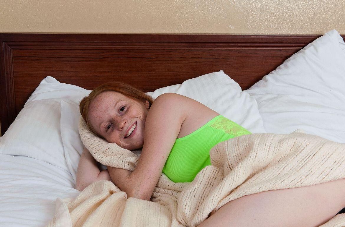La petite fille coquine veut que vous appréciiez sa magnifique chatte serrée