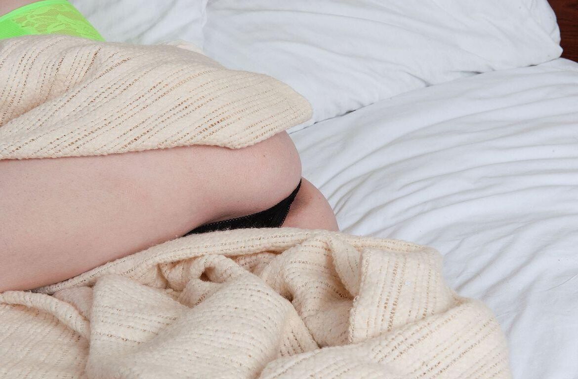 La petite fille coquine veut que vous appréciiez sa magnifique chatte serrée