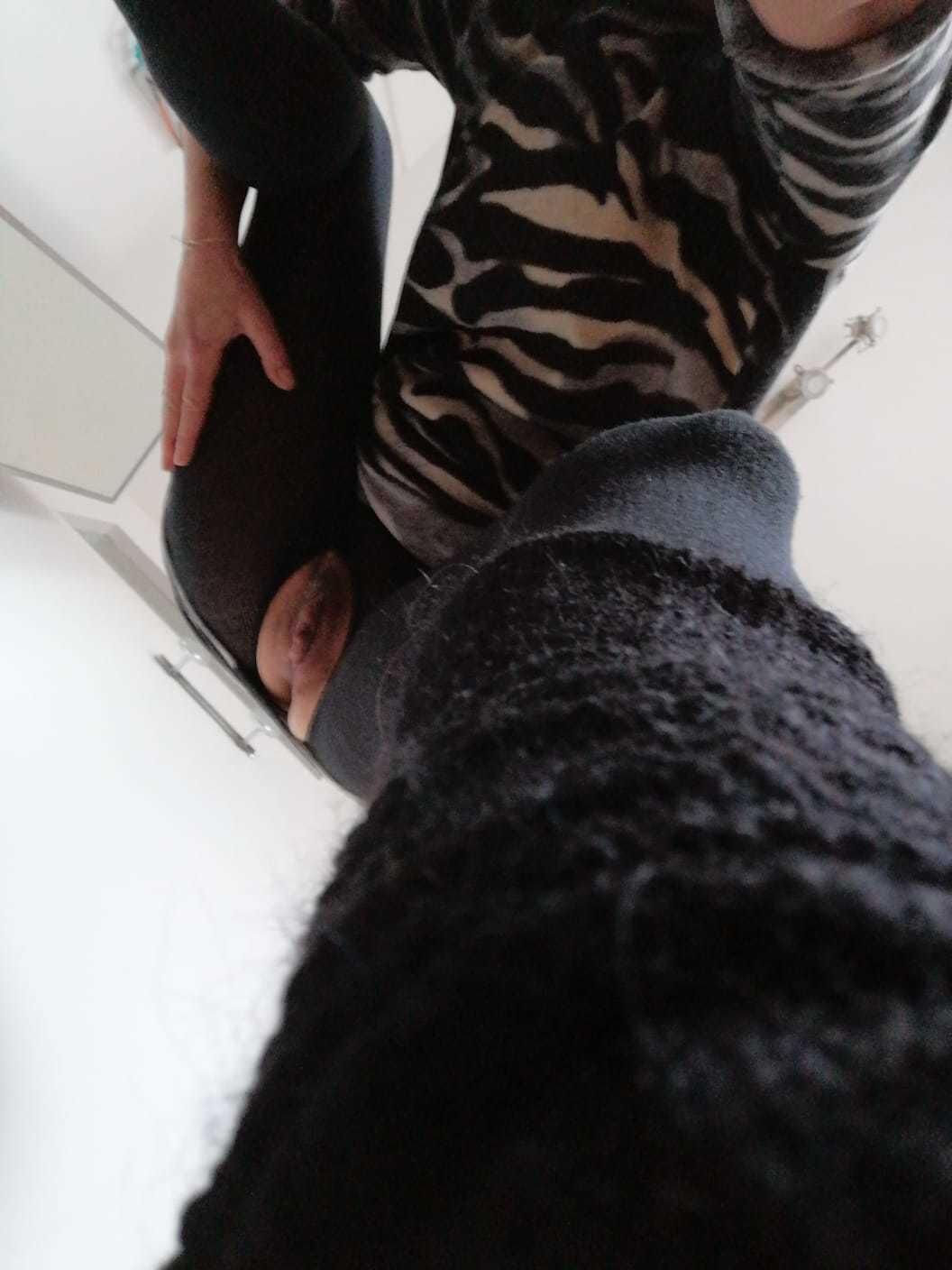 クソのために股間を開きます