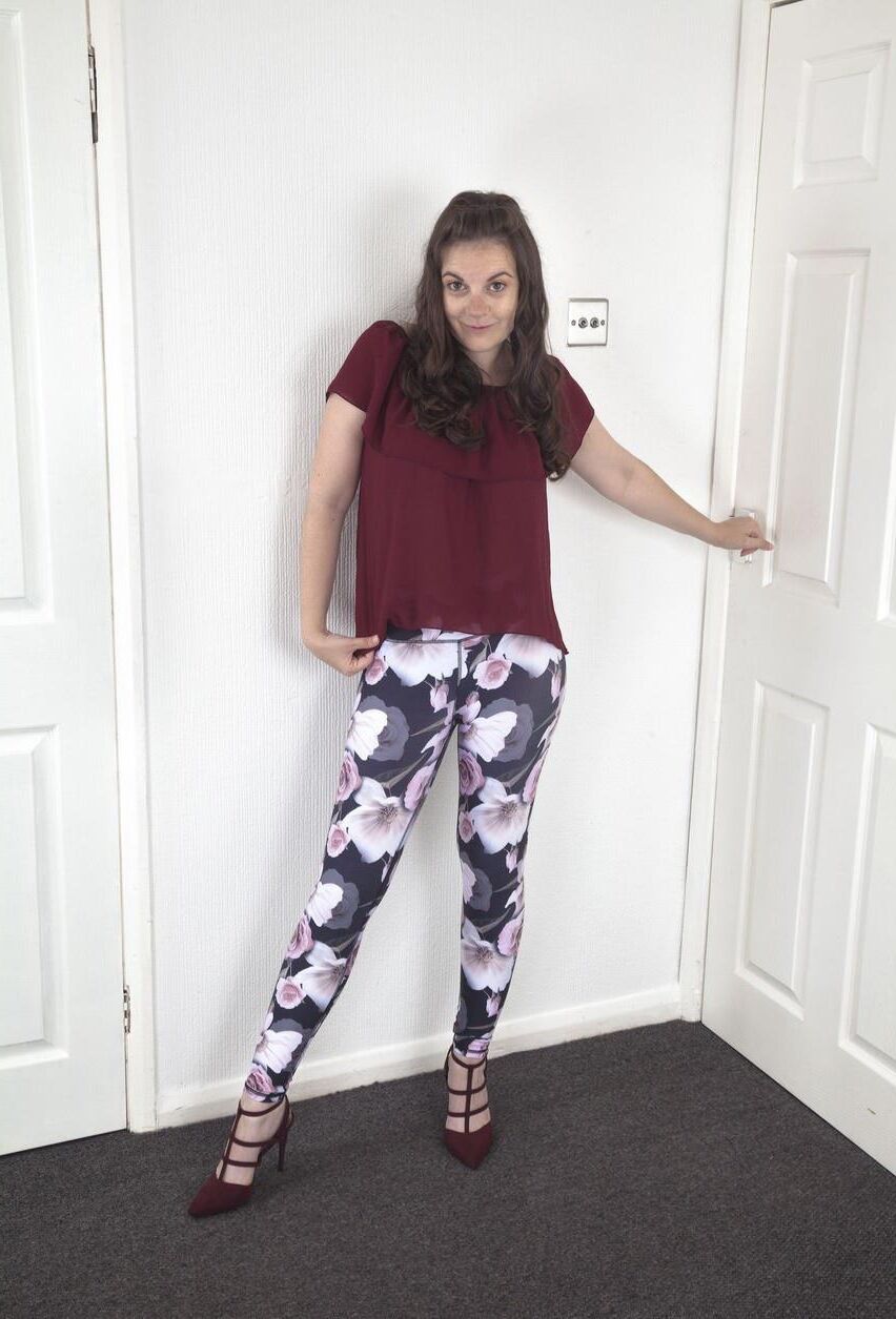Brune adolescente mignonne avec de beaux seins et effy de chatte velue