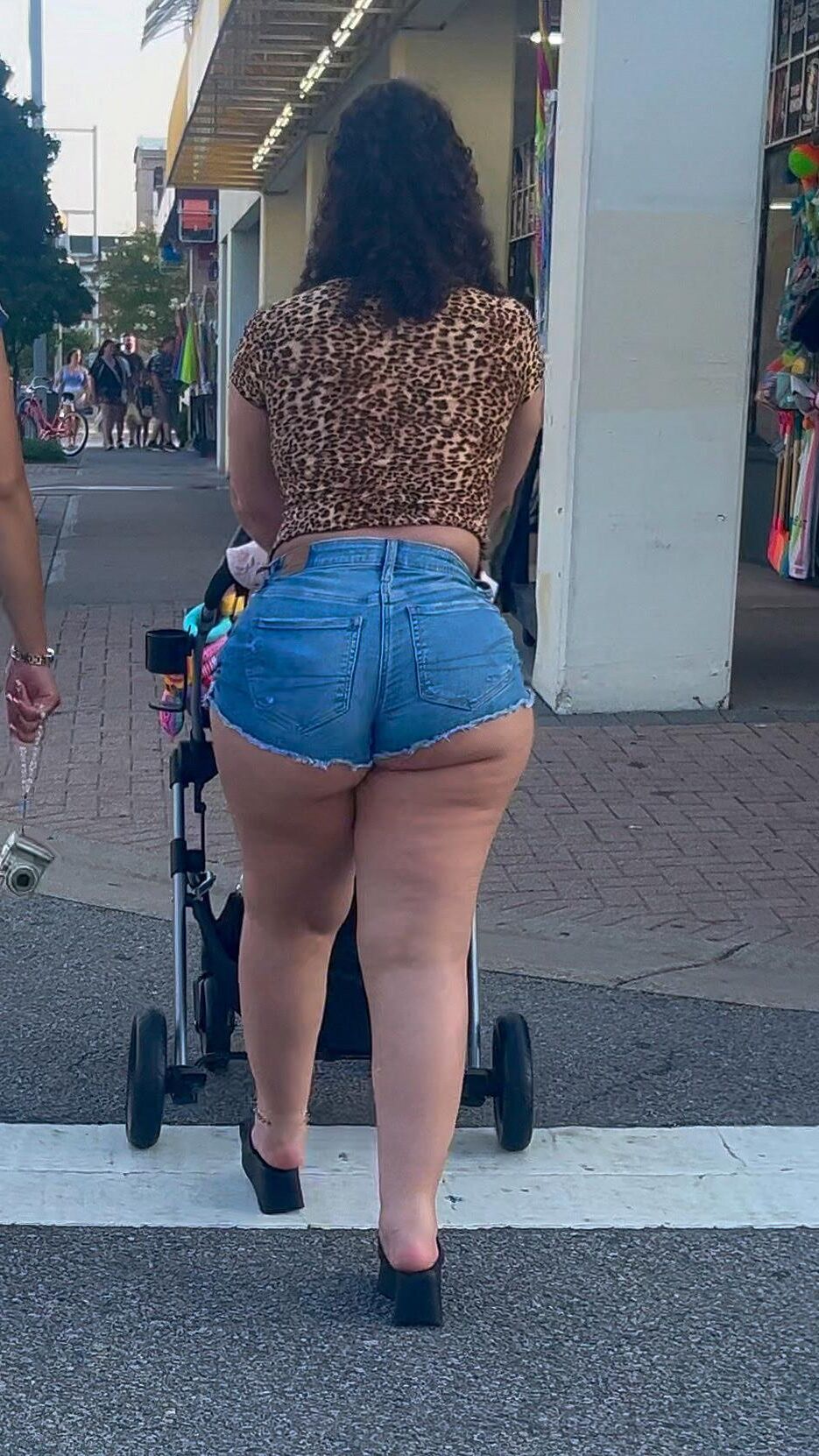 Cheeks de bunda latina e shorts jeans