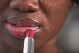 Schwarze Frauen Lippenstiftanwendung