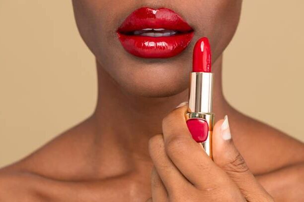 Schwarze Frauen Lippenstiftanwendung