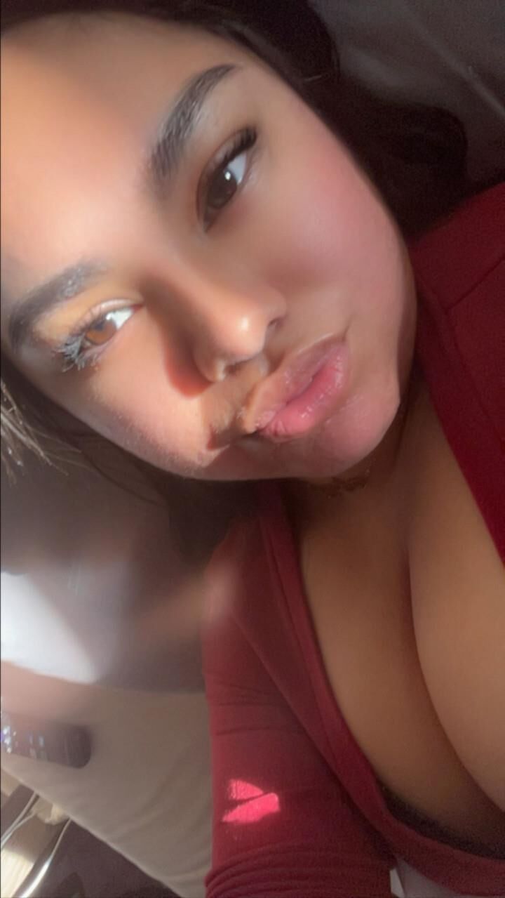 Snapchat mexicano Sofía adolescente tiene grandes tetas y la polla chupando los labios