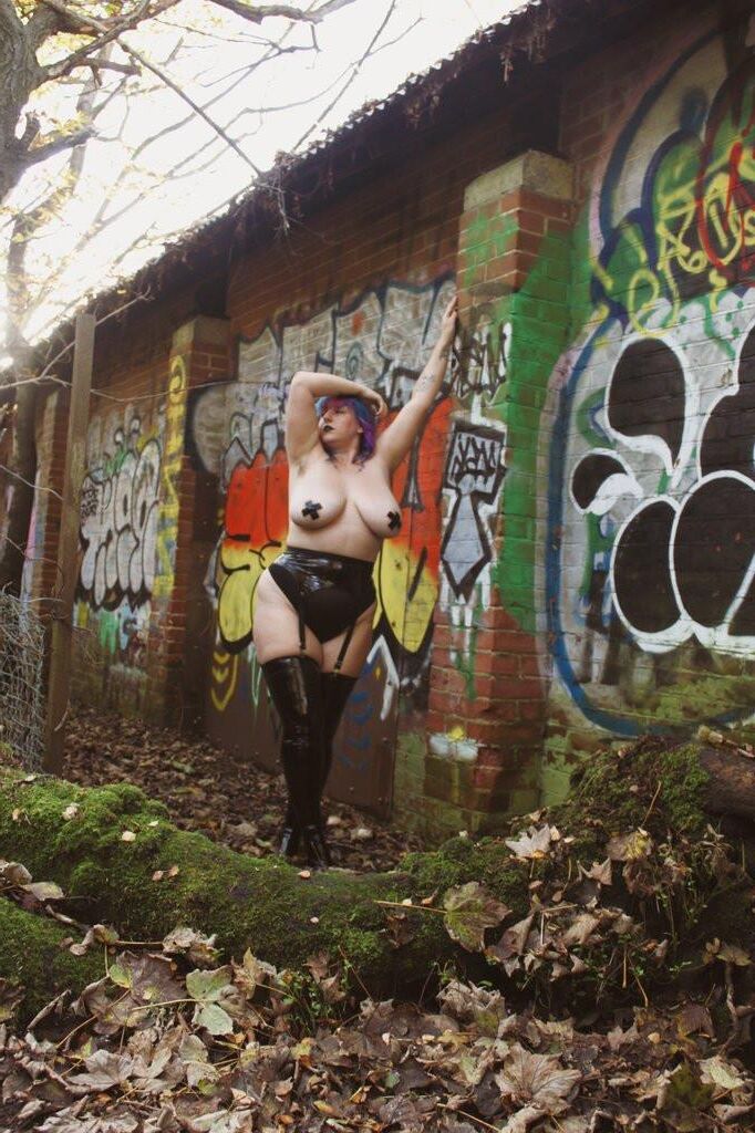 Kat Colorido Hair Boat Butt Big Tits Tattooed Sexy Artistic Milf