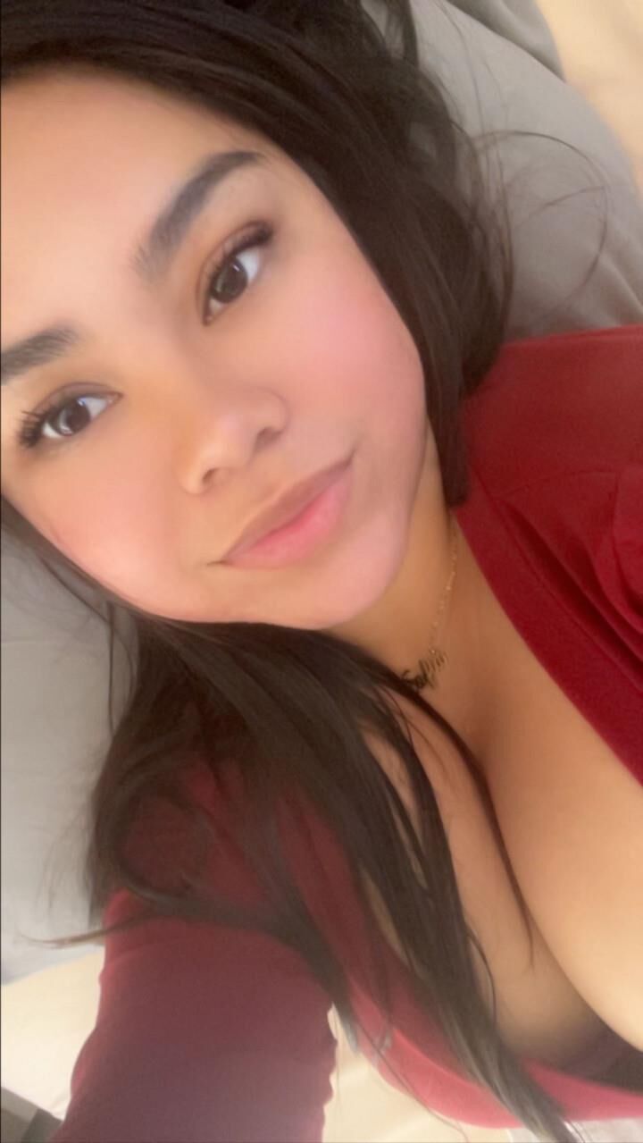 Snapchat mexicano Sofía adolescente tiene grandes tetas y la polla chupando los labios