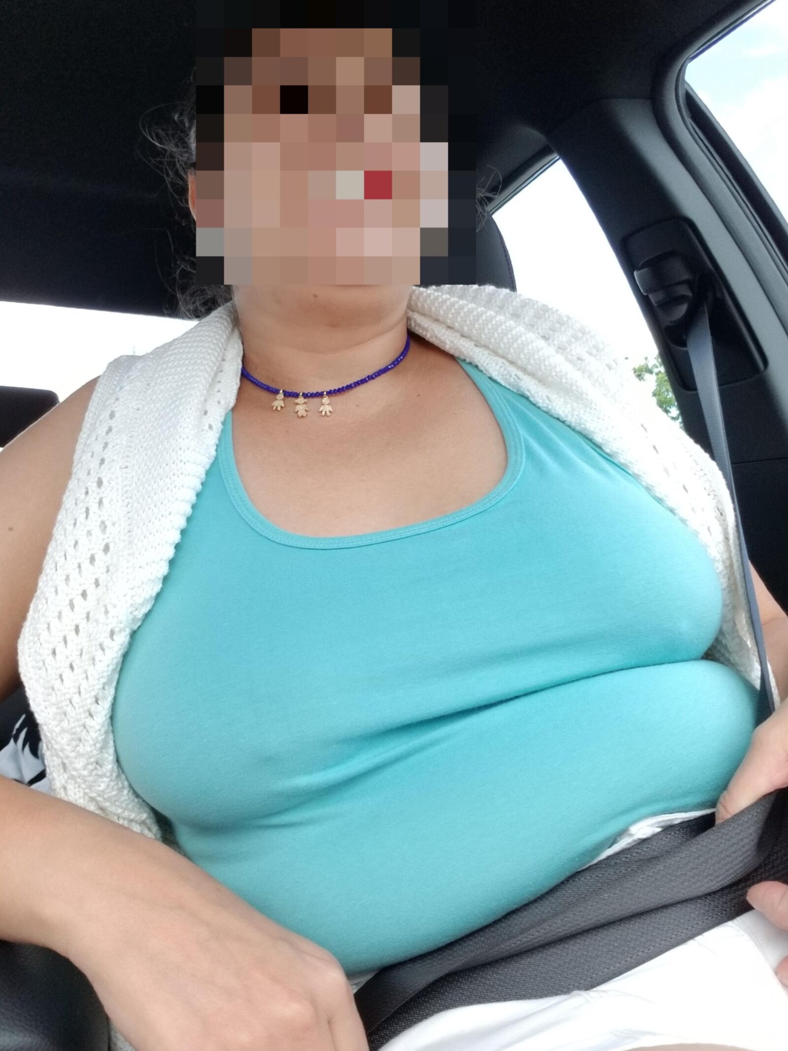 Cuerpo fuerte, coño peludo y tetas gordas