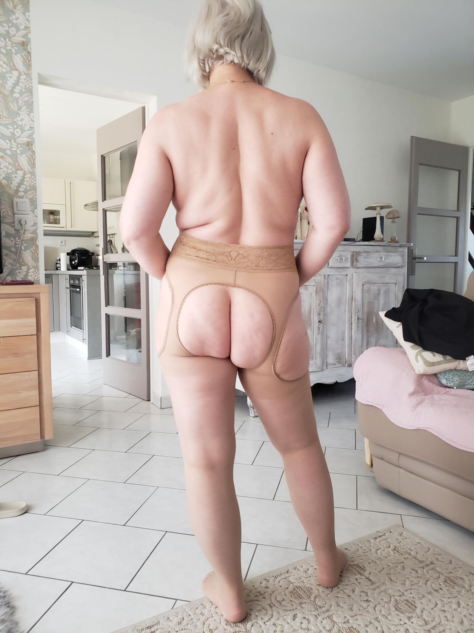 クソのために股間を開きます