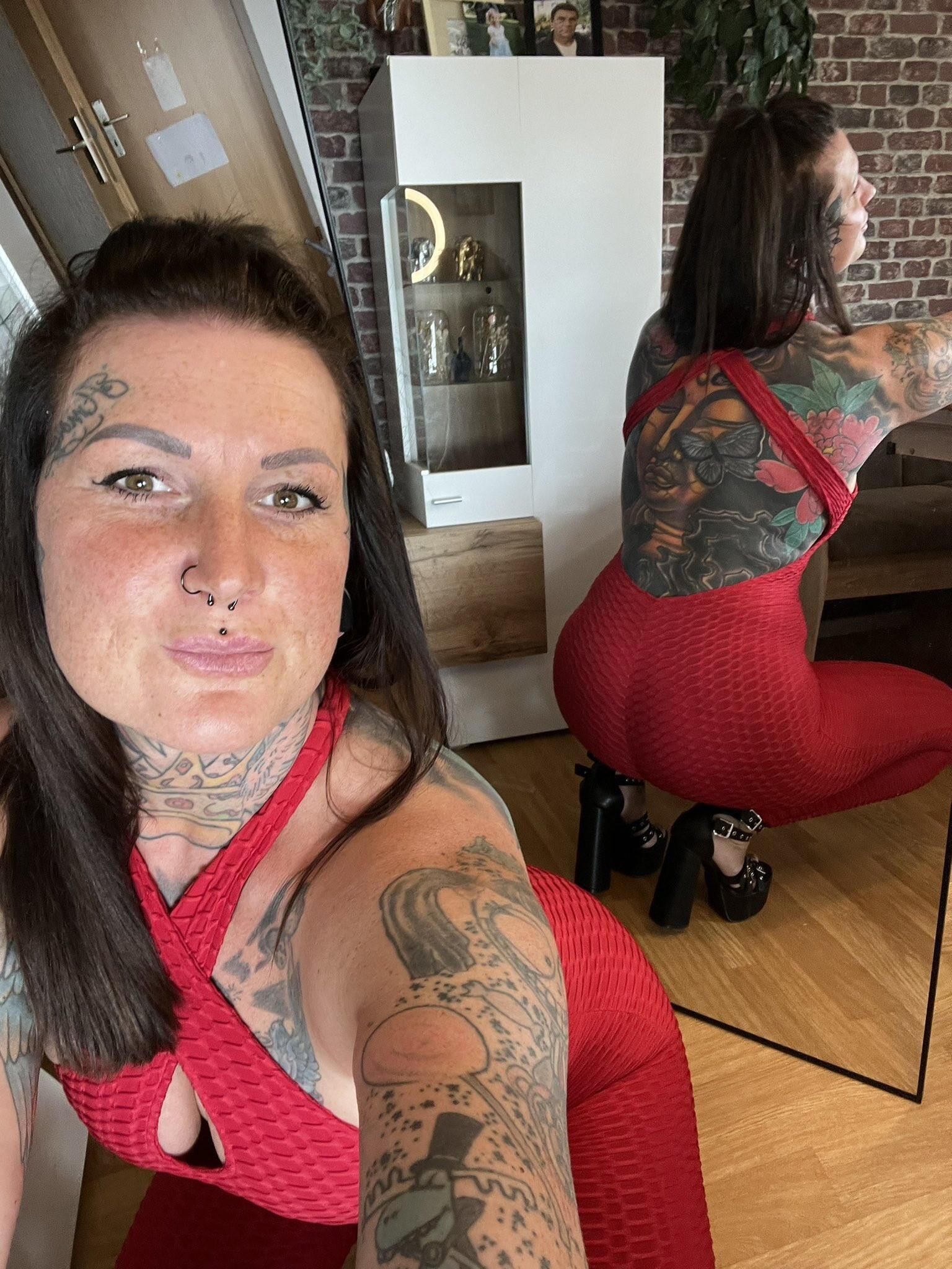 Roxanne Big Butt Big Tits Tatts Tattooed возбужденная мима