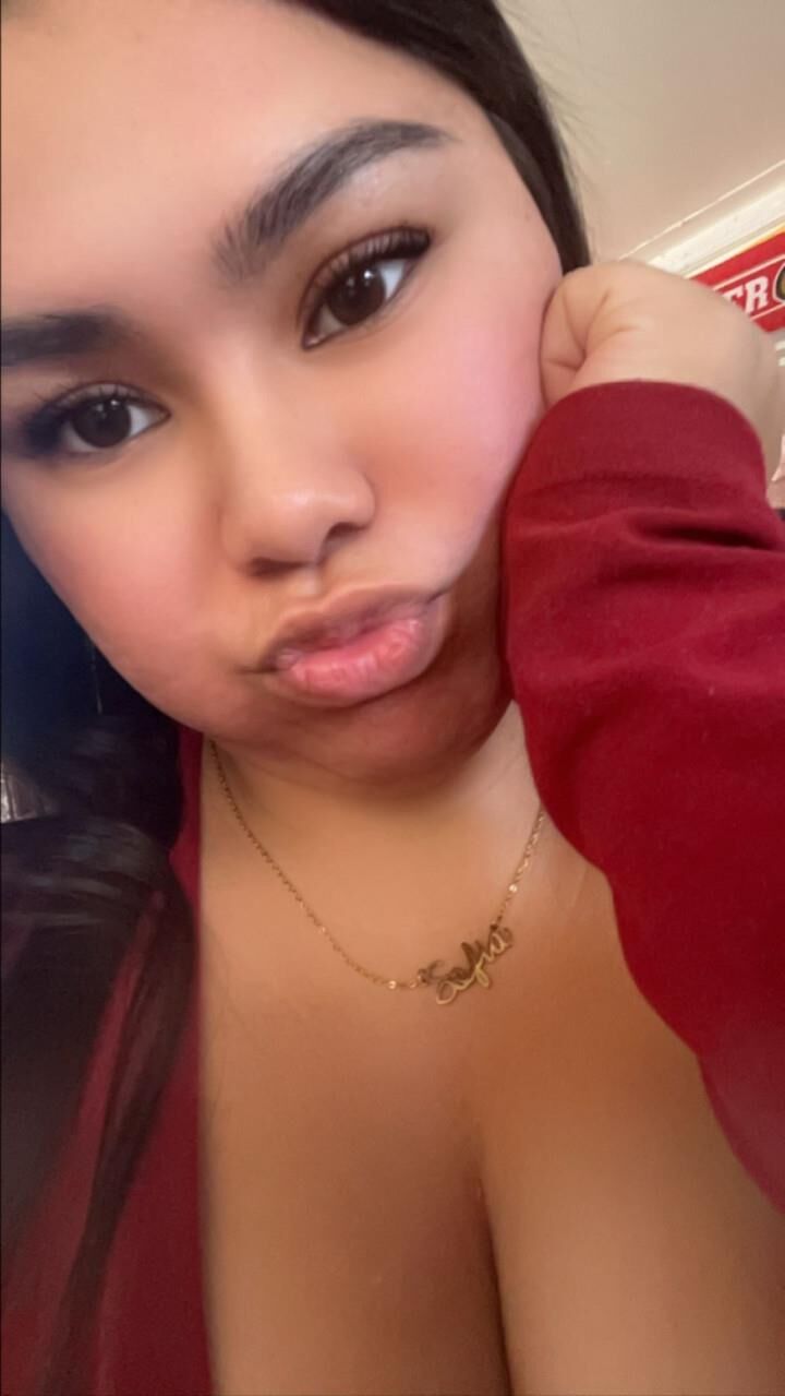 Snapchat mexicano Sofía adolescente tiene grandes tetas y la polla chupando los labios
