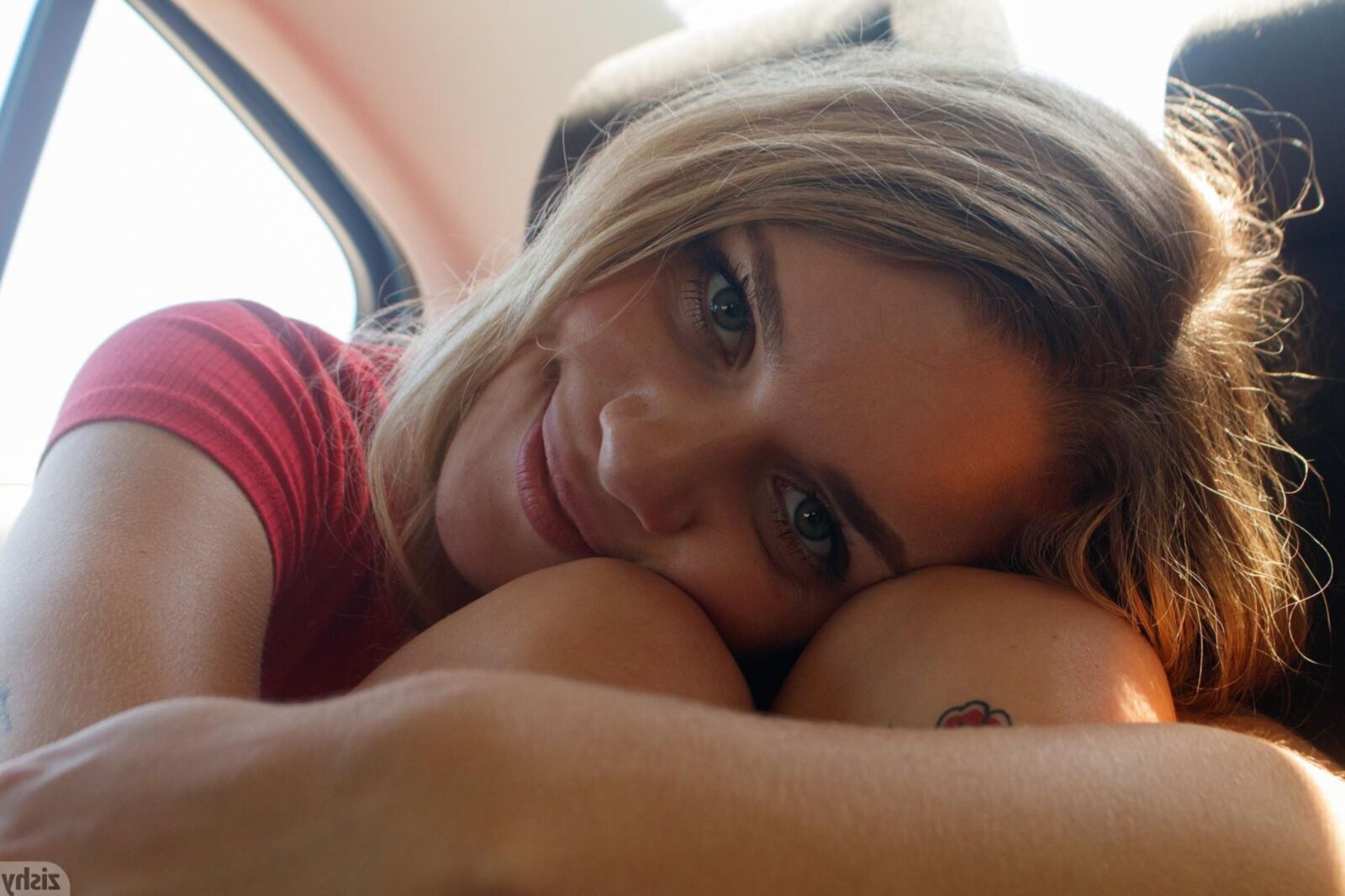 Gabbie Carter amante del asiento trasero