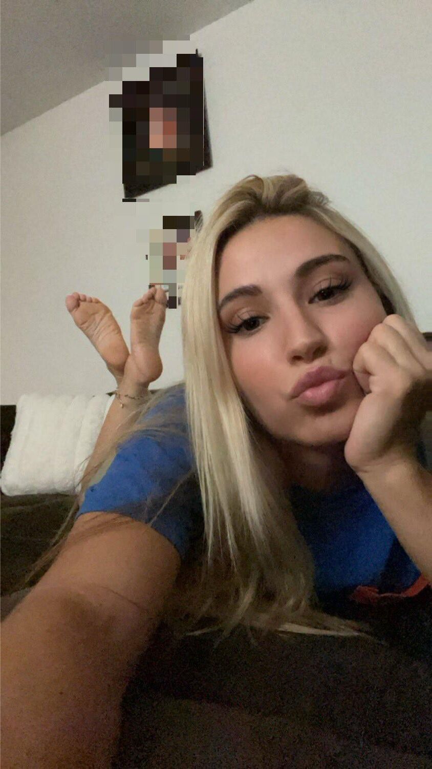 Queen J Blonde Dom