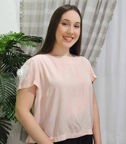 Шлюха тонкая белая латина Алин показывает, что ее киска выставлена