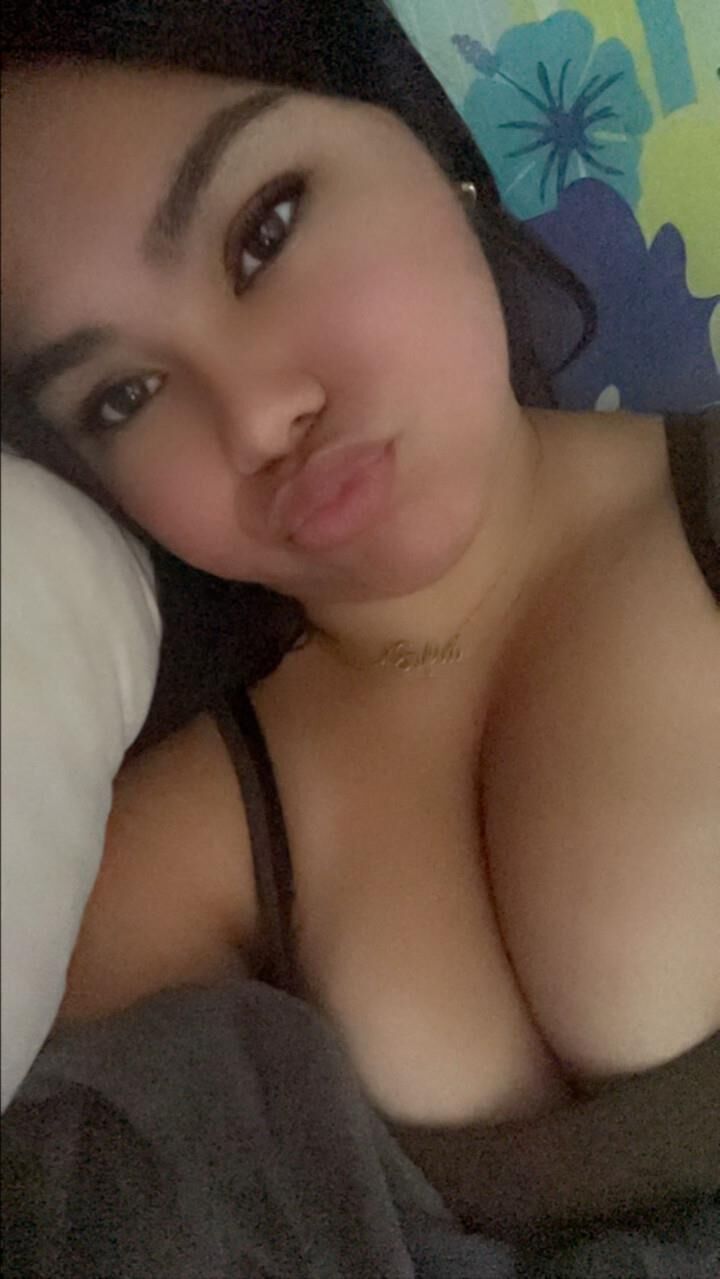 Snapchat mexicano Sofía adolescente tiene grandes tetas y la polla chupando los labios