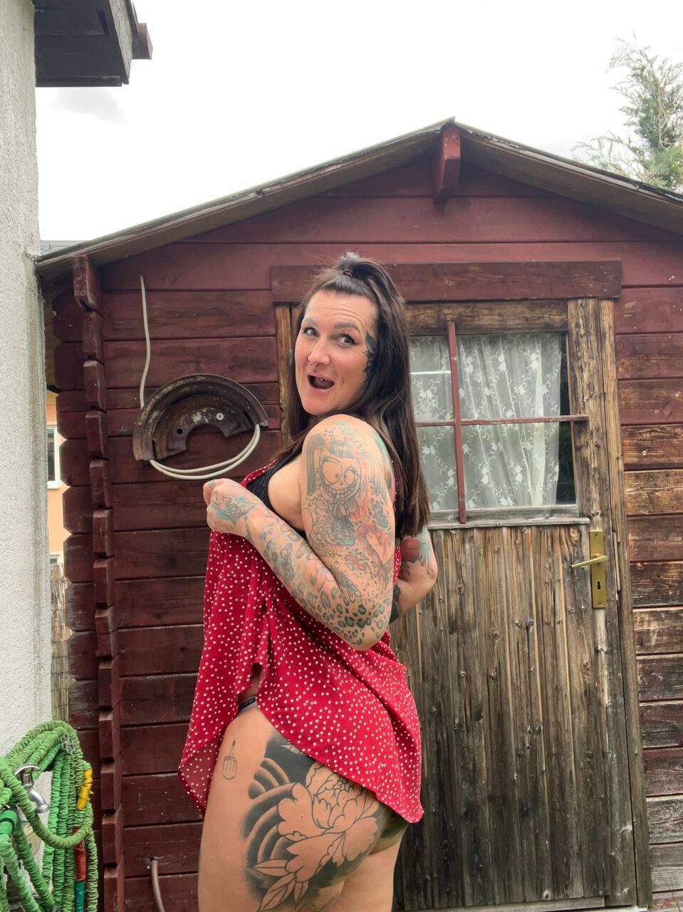 Roxanne Big Butt Big Tits Tatts Tattooed возбужденная мима