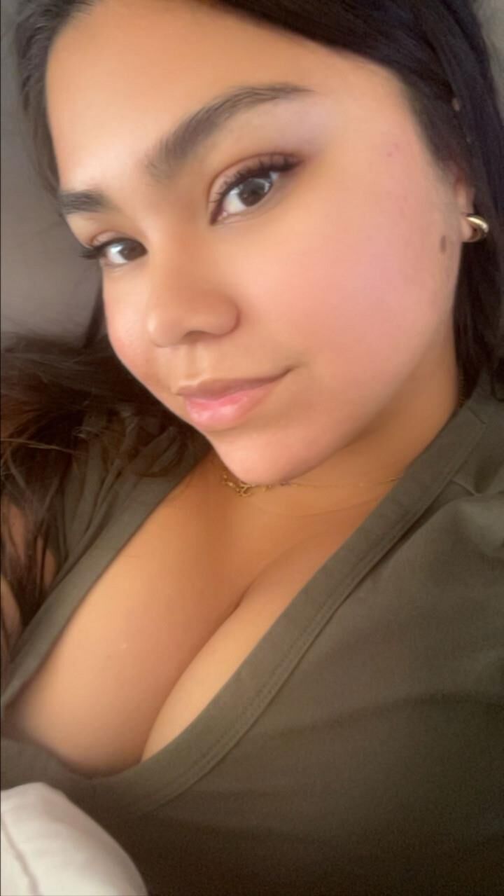Snapchat mexicano Sofía adolescente tiene grandes tetas y la polla chupando los labios