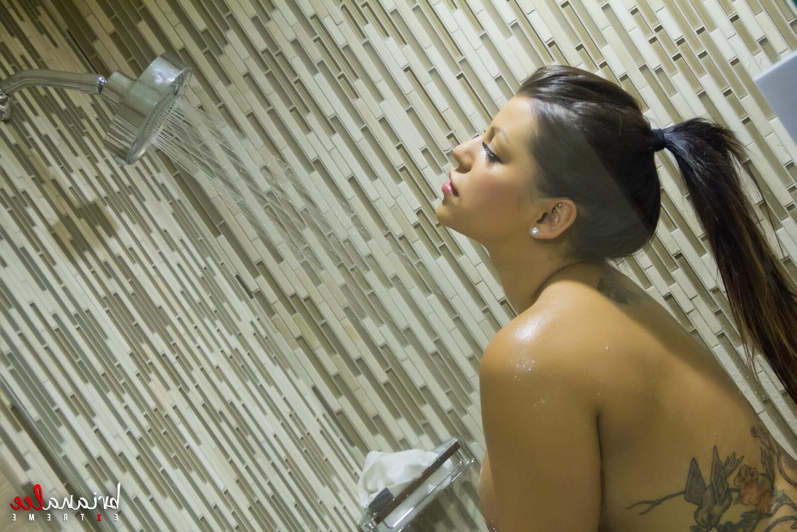 Ducha de Briana Lee