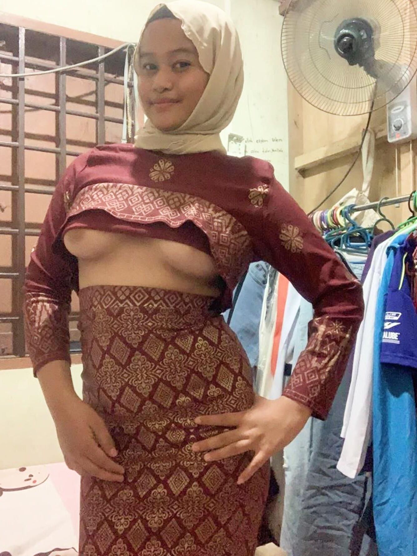 Hotwife de grosso swinger muçulmano asiático se expondo para um desafio