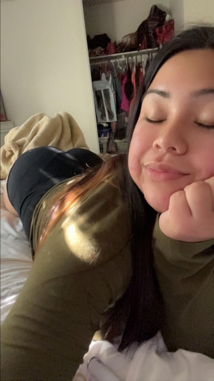 Snapchat mexicano Sofía adolescente tiene grandes tetas y la polla chupando los labios