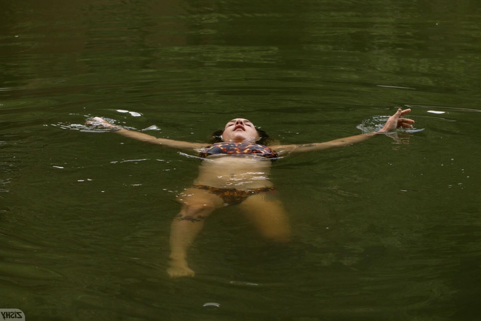 Gabbie Carter en Goneaway Lake