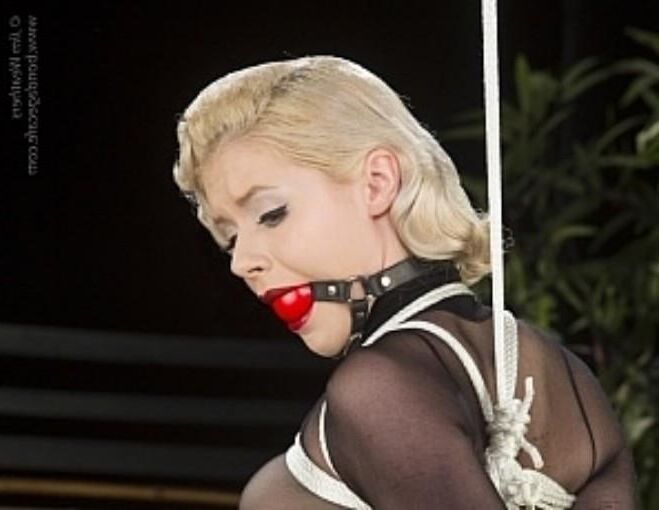 Modelo de la bondage de la señorita Mosh