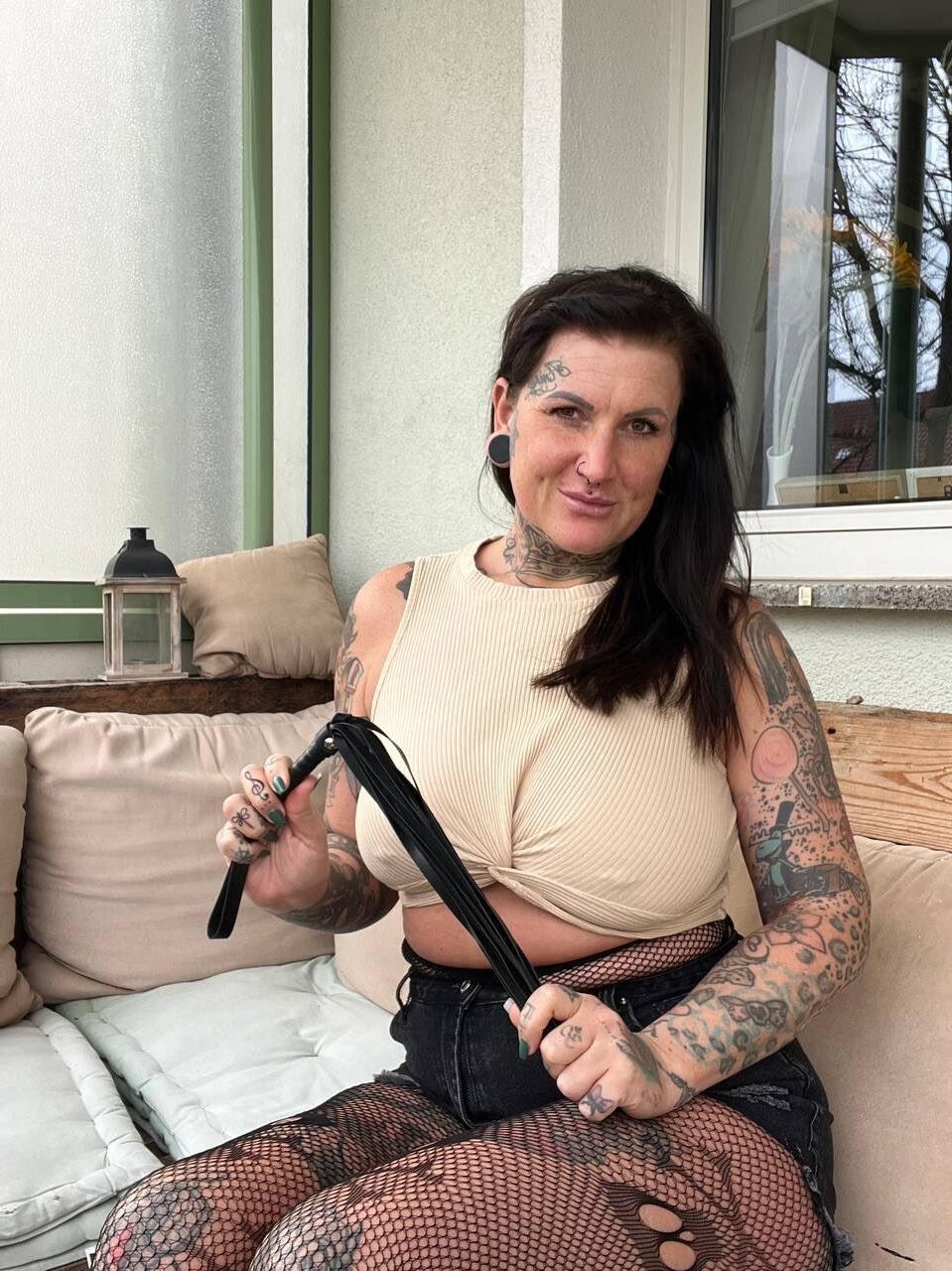 Roxanne Big Butt Big Tits Tatts Tattooed возбужденная мима