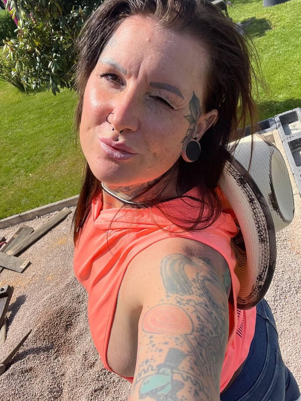 Roxanne Big Butt Big Tits Tatts Tattooed возбужденная мима