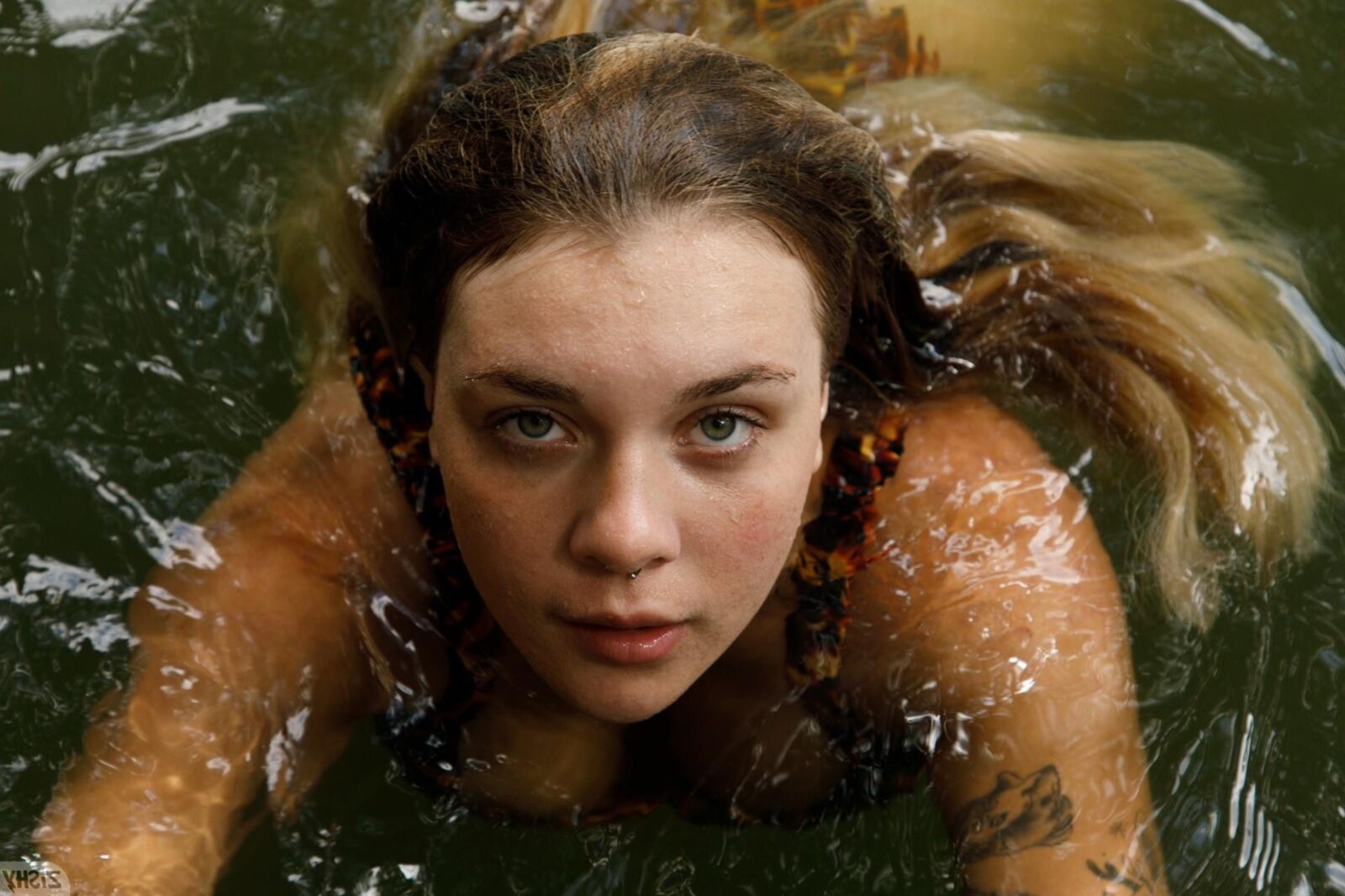 Gabbie Carter en Goneaway Lake