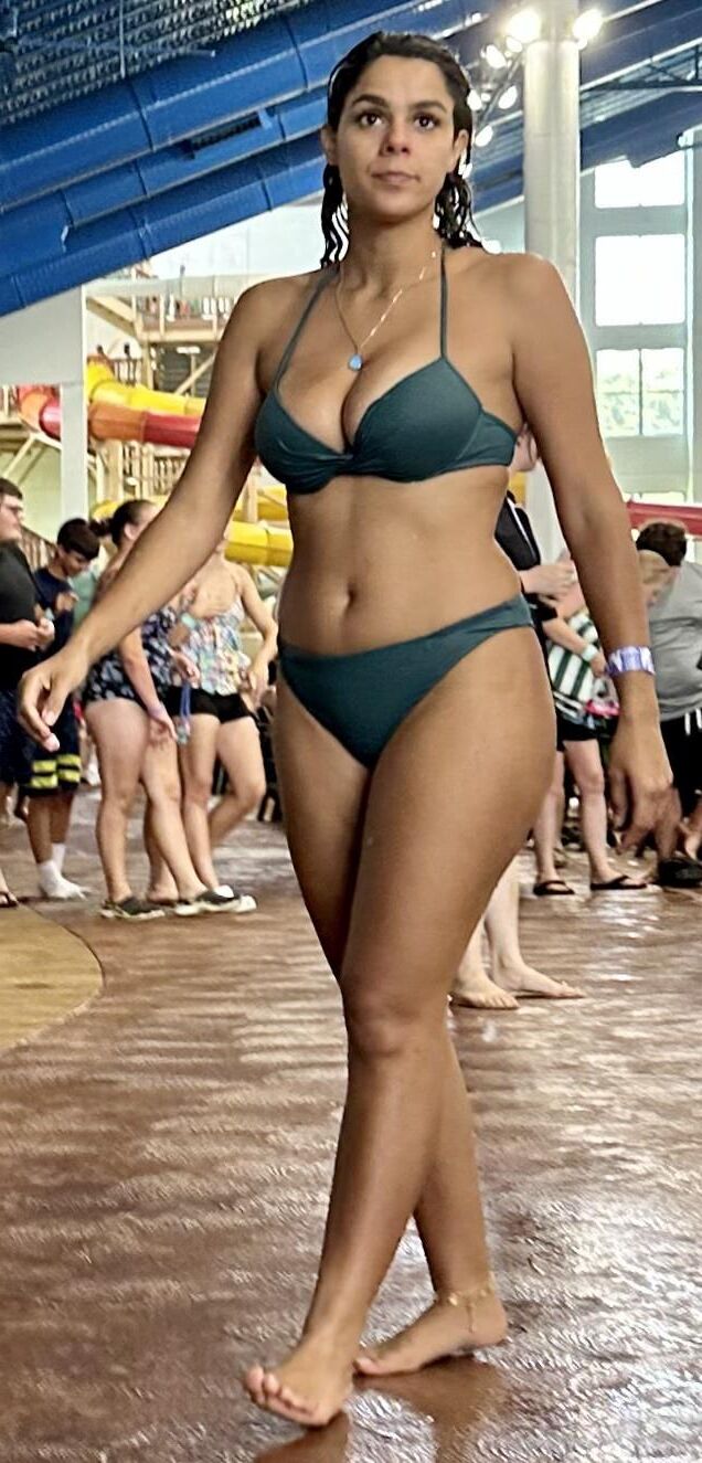 Cabello de cuervo latina en bikini verde tomando daiquiri