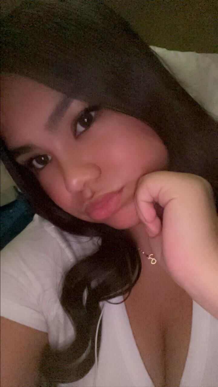 Snapchat mexicano Sofía adolescente tiene grandes tetas y la polla chupando los labios