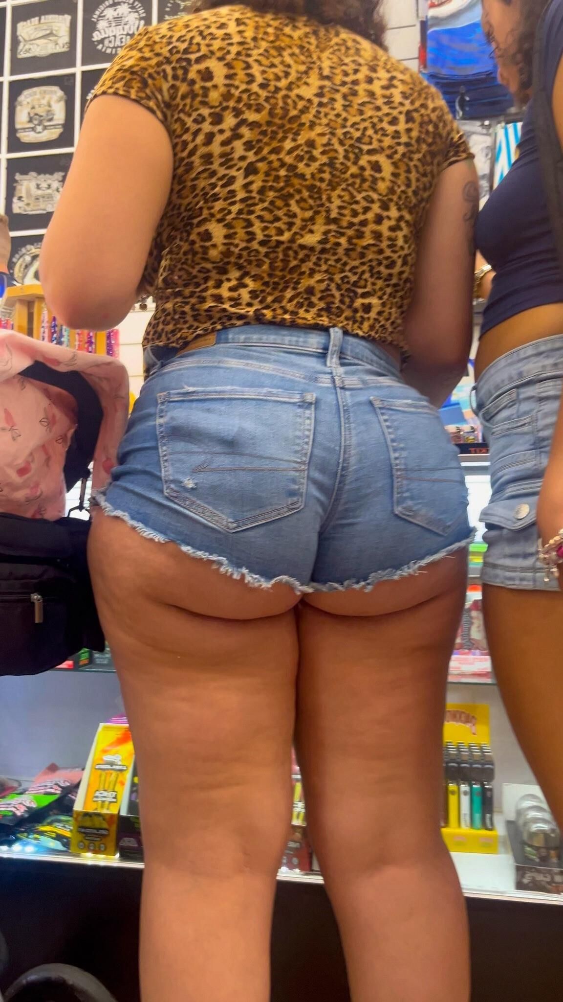 Cheeks de bunda latina e shorts jeans