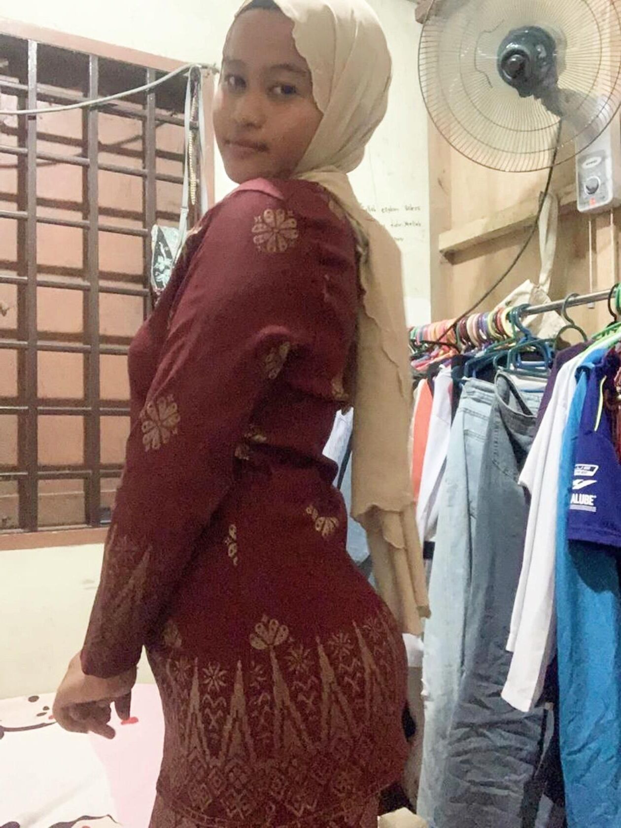 Hotwife de grosso swinger muçulmano asiático se expondo para um desafio