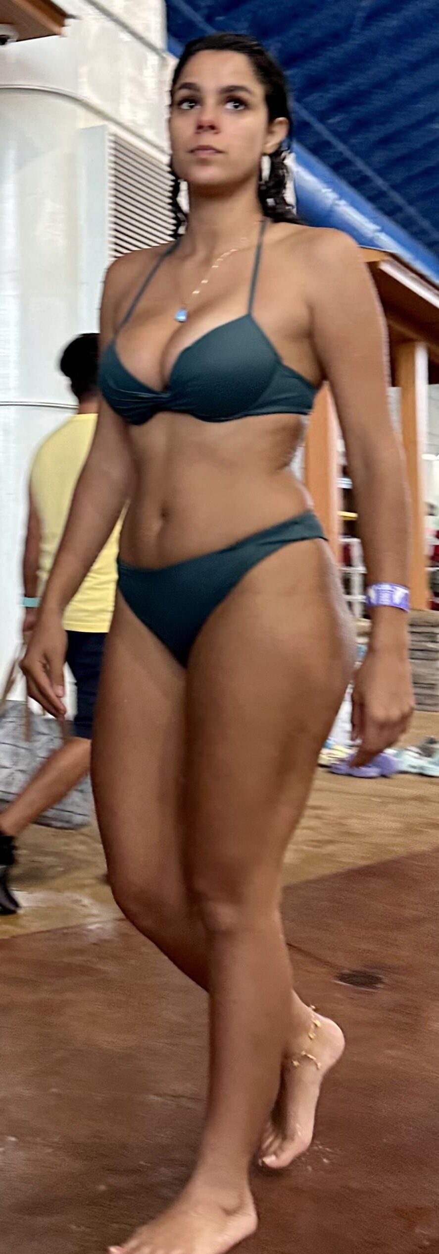 Cabello de cuervo latina en bikini verde tomando daiquiri