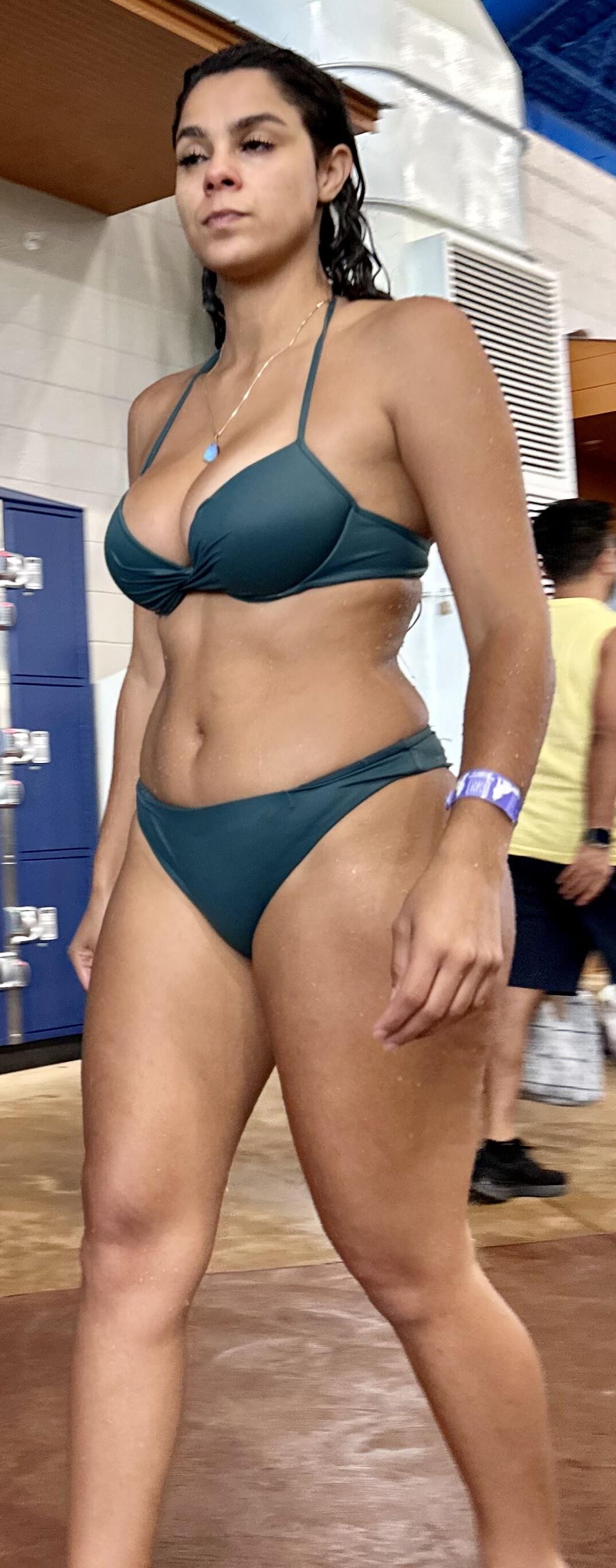 Cabello de cuervo latina en bikini verde tomando daiquiri