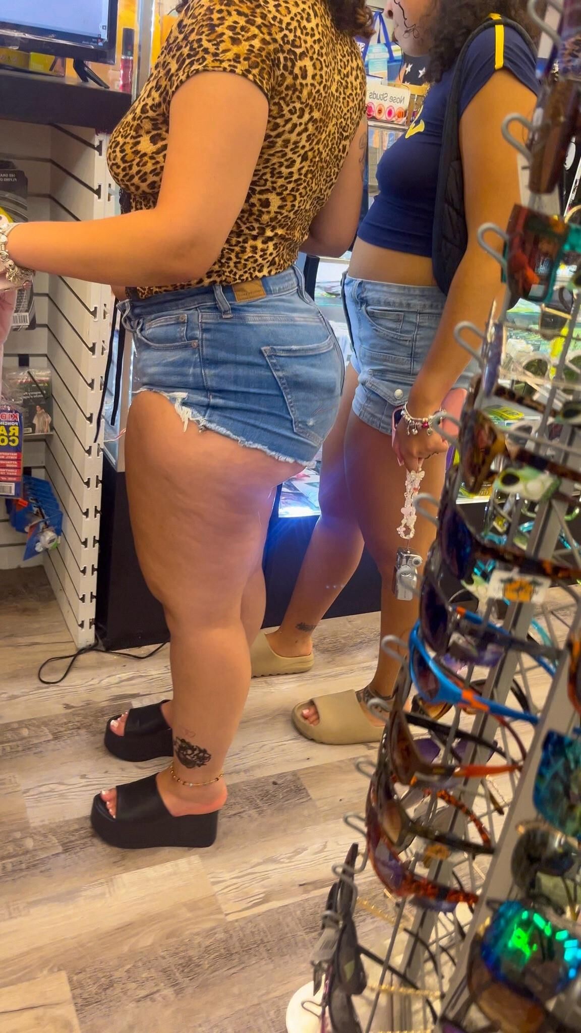 Cheeks de bunda latina e shorts jeans