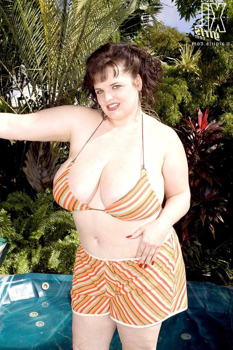 Deleita tus ojos en Big Scarlett