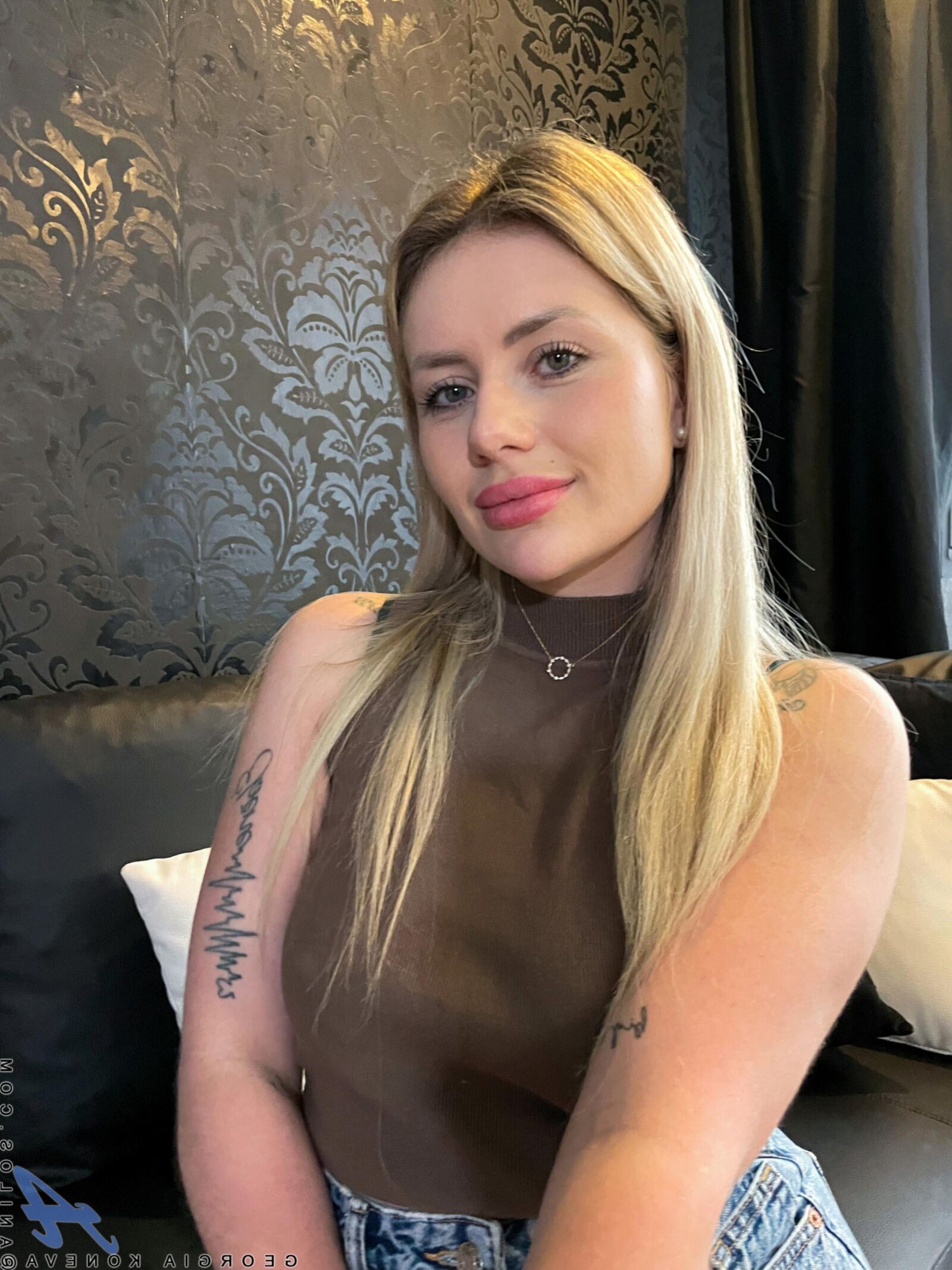 Georgia koneva yo süßer Blond wird nackt und posiert