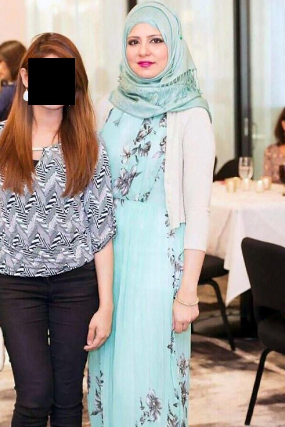 イスラム教徒のヒジャーブ叔母は、neに変わっているのを捕まえた