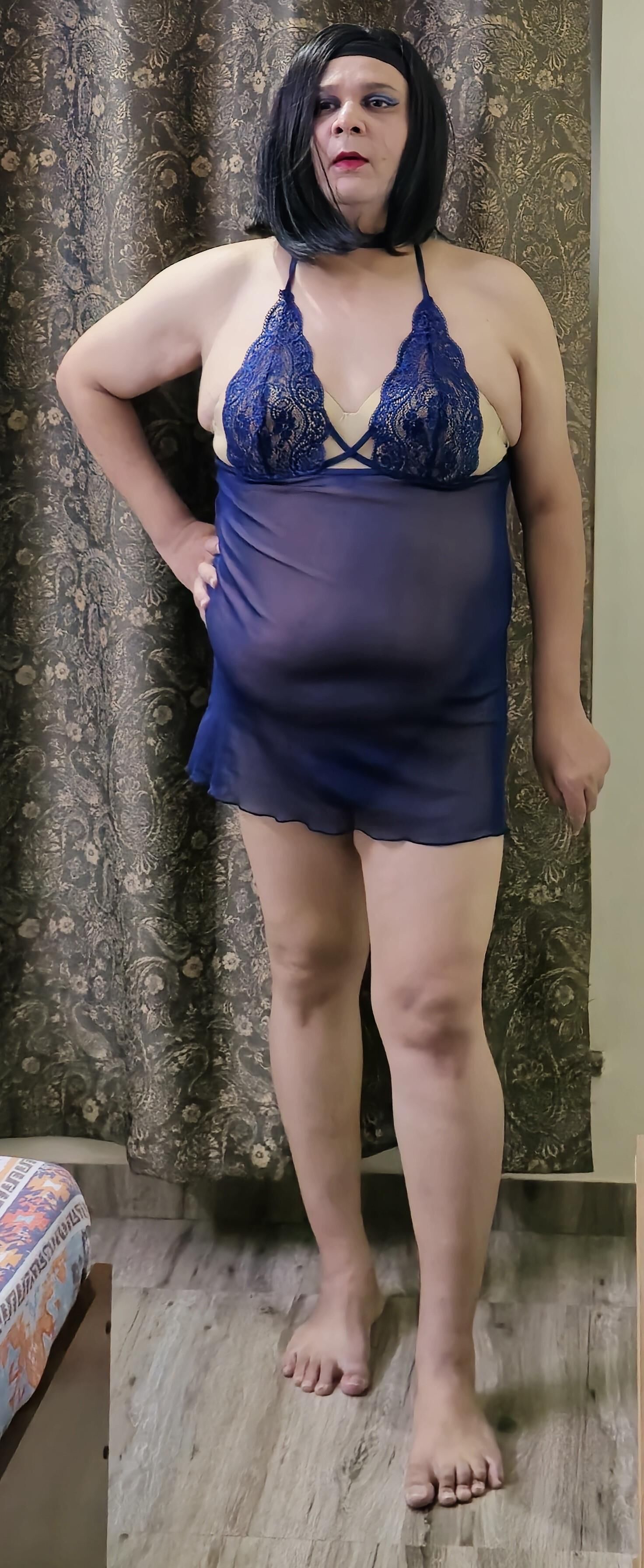 transeúnte Monica m puta de cabello corto en lencería azul